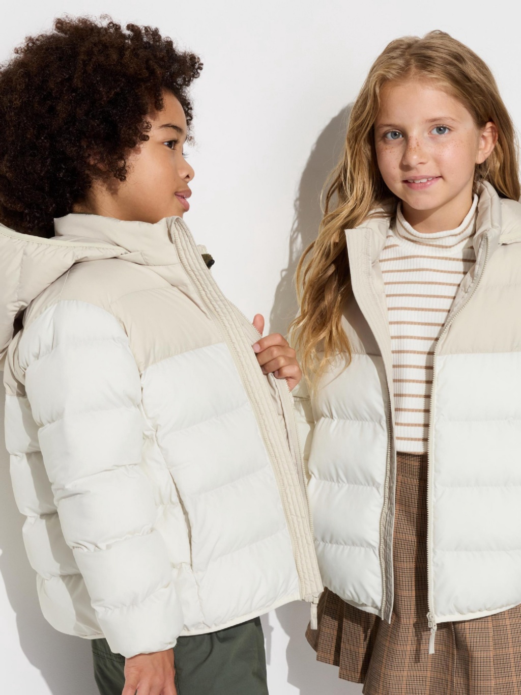 日本??UNIQLO PUFFTECH 輕暖科技可機洗拼色連帽外套 471185