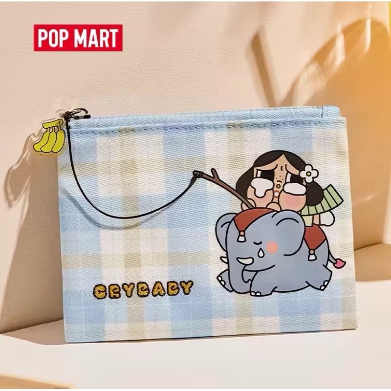 ㊣POP MART × Crybaby 聯名手拿小物袋｜藍格騎象款